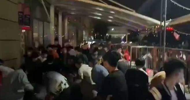 슈퍼를 약탈하는 모습. 당국은 상하이가 아니라 저장성 쿤산에서 촬영된 영상이라고 밝혔다.