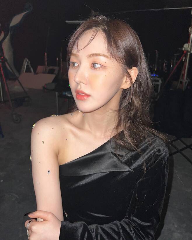 On the afternoon of the 14th, Wendy posted several photos on her Instagram account, which she stressed the femininity by wearing a black ultra-mini dress.The dress, which has one shoulder visible, made Wendys right shoulder line stand out.Wendys mannequin legs, which look down on the dress, are also attracting attention by adding a sense of brilliance.In addition, the bling bling shoe design and the sticker attached to the Wendy shoulder made Wendy more colorful.Wendy, who boasted a deep collarbone, responded to Wendy is sexy today and Seung Wan is so beautiful.Meanwhile, Wendy is on SBS Power FM Wendys As If Its Your Last (Live at Youngstreet, 06.Photo = Wendy Instagram