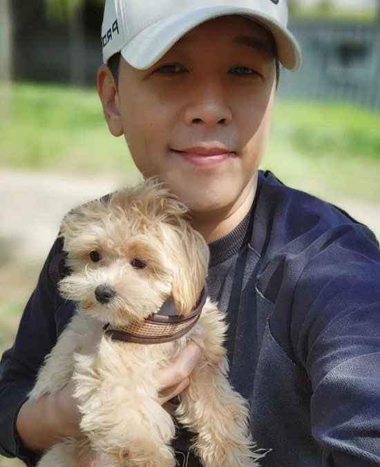 Actor Ryu Si-won has recently reported on his situation.On the 15th, Ryu Si-won posted a picture on his instagram with an article entitled Spring with Sia Walk. Now.The photo released shows Ryu Si-won holding a dog with a pet dog, and Ryu Si-won, who has been in the spotlight for a long time, is more comfortable with his smile.Especially, at the age of 50, while there is no sign of time, I boast beauty and catch my eye.Meanwhile, Ryu has signed a 100-year contract with a non-entertainment woman in 2020, five years after her divorce, and she also appeared in an entertainment program after breaking a long gap last year, attracting much attention.