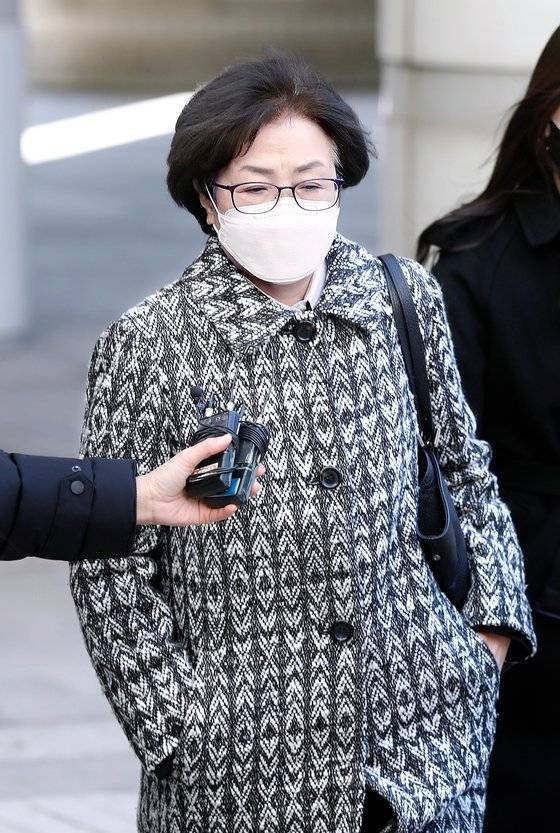 김은경 전 환경부 장관이 지난해 2월 9일 '환경부 블랙리스트' 관여 혐의 1심 선고를 받기 위해 서울중앙지방법원으로 향하고 있다. 뉴시스
