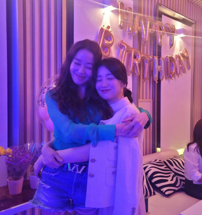 Actor Lee So-yeon enjoyed a glamorous birthday party with acquaintancesLee So-yeon posted several photos on his instagram on April 15 with an article entitled First Birthday Party: Thank you for my lovely people.Lee So-yeon in the photo enjoyed a grand birthday party with his acquaintances.Lee So-yeon enjoyed the pleasure of posing affectionately with his acquaintances such as Park Ha-sun, Oh Yoon-ah, and Baek Boram.Lee So-yeon recalled the moment when he was happy, saying, Parrutime yesterday was a long night of frenzy.Meanwhile, Lee So-yeon appeared on KBS 2TV drama Miss Monte Cristo.