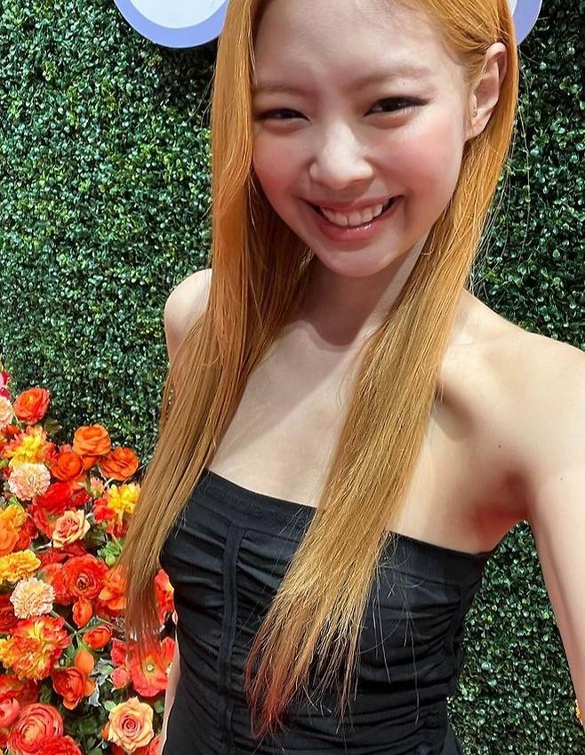 Jenny Kim of group BLACKPINK showed off her fresh beauty.On the morning of the 15th, Jenny Kim posted a picture on her instagram with the phrase Jentle Garden.Jenny Kim was pictured in a slim figure-showing black dress, with orange-dyed hair, a pink sunglasses and beautiful visuals.Meanwhile, Jenny Kim is known to spur BLACKPINKs comeback, and her new hairstyle has raised fans expectations.
