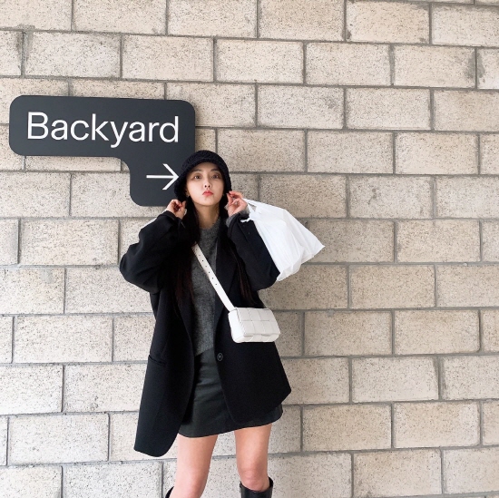 Actor Jung Yu-mi gave a relaxed recent situation.On the 15th, Jung Yu-mi posted a picture on Instagram with an article entitled Because its spring.Jung Yu-mi in the photo is posing with a black mini dress, hat and long boots.I can see the small face.Jung Yu-mi is in love with singer Kangta.Photo: Jung Yu-mi Instagram
