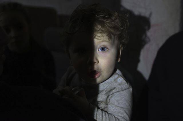 한 우크라이나인 아이가 지난 8일 도네츠크인민공화국(DPR)군에 점령당한 마리우폴 동부의 한 건물 지하실에 숨어 두려운 눈빛으로 사진가를 바라보고 있다. AP뉴시스