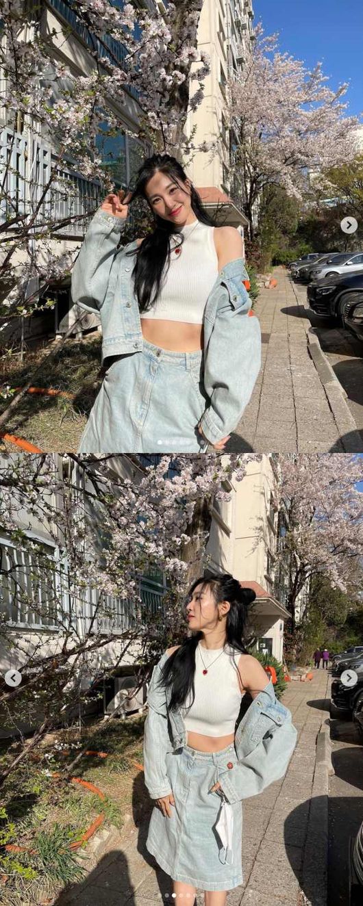 Singer Tiffany from the group Girls Generation boasted a solid abs.Tiffany posted several recent photos on her SNS on the 16th, saying, You should not miss cherry blossoms.The photo shows Tiffany posing with full blooming cherry blossoms, and Tiffany smiles brightly as she sees cherry blossoms blooming in front of the apartment complex.She has completed a refreshing fashion with a light blue jacket and a blue jean to announce the warm spring, especially Tiffany, who is wearing a white crop top and boldly revealing her slender waistline.Tiffany, who boasts solid abs.Tiffany is active in musicals and entertainment.tiffany SNS