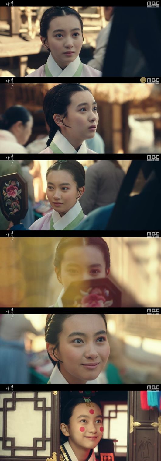 Actor Kal So-won has immersed himself in a remady with a brilliant presence at the moment.Kal So-won first appeared as a child of Kim Hee-sun in the 5th episode of MBCs Golden Toe Drama tomorrow (playplayplayplay by Park Jae-kyung, Kim Yoo-jin, and director Kim Tae-yoon, Sung Chi-wook).The young man made a smile as if he could not hide his excitement toward Choi Jung-in ahead of his marriage.When Choi Jung-in sighed, looking at himself, Lian asked, Do you really hate marrying me?Kal So-won, who expresses jealousy to his beloved with a pointed expression and a tone of voice, was a loveliness itself.I am in love with the cause, Ryon replied to Choi Jung-in, I will wander the edge of my life, but I will not leave it.Kal So-wons eyes and voices, which feel the pulpit, resembled the righteous and charismatic current line.When the rhyme, which accidentally applied the red ointment to the eyeballs, was thrilled to hear that the red color is very good, Kal So-wons shyness also gauged why the current rhyme applied red eye shadows.When Choi Jung-in said, I am loving, and Lian, who laughed brightly, and Lian, who was in the flower kiln on the day, met the lovely and bright energy of Kal So-won and doubled the atmosphere full of excitement, but raised the audiences curiosity toward the hidden remady of Lian.MBC Golden Drama tomorrow is broadcast every Friday and Saturday at 9:55 pm.tomorrow