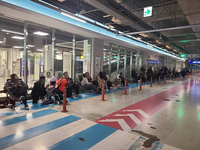 지난 6일 오전 경기 하남시에 위치한 이마트 트레이더스에서 개점 전부터 ‘포켓몬빵’을 사기 위한 대기 줄이 이어져 있다.