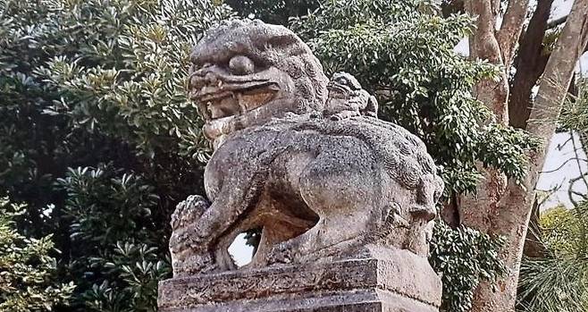 일본 야스쿠니 신사 진입로 있는 중국의 돌사자상