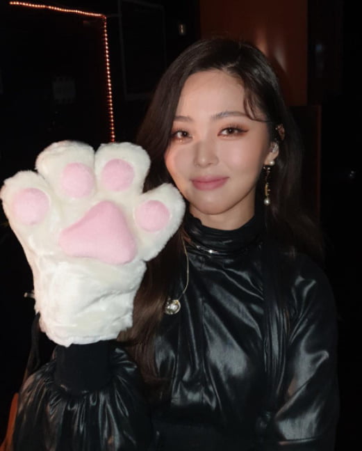 Singer Hye-won Park (HYNN) has revealed her lovely charm.Hye-won Park said on his 17th day, Do you want to go to Goyang? Do not? I am worried.The last is the most beloved of my appearance. In the photo, Hye-won Park is smiling with a face-sized GoYang glove in his hand. In particular, Hye-won Park boasted of her beauty with full makeup.Hye-won Park is currently in a national tour concert.