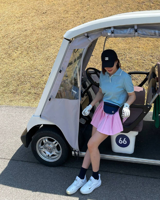 Musical Actor Ivy also had a pretty comic picture.Ivy posted a picture on his 17th day through his instagram saying, The silver couple and cherry blossom rounding. Happy day for the weather angel!In the photo, Ivy is watching cherry blossoms while playing golf. I wore a light blue T-shirt and a pink skirt, and I felt spring in my costume.At this time, Ivy laughs with a somewhat comical look, such as taking a pose with cherry blossoms on his nose.Ivy also sits on a golf cart and takes a pose, boasting a slender legs.Meanwhile, Ivy will appear on musical Aida scheduled to open on May 10th.