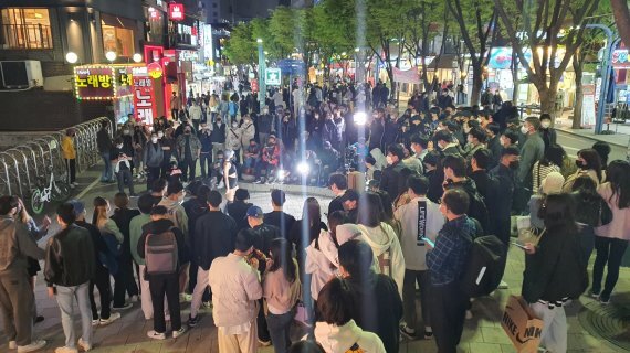 지난 16일 오후 7시48분께 서울 마포구 홍익대학교 인근에서 사람들이 거리 공연을 보고 있다. /사진=노유정 기자