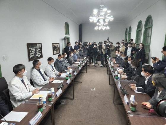 지난 15일 오전 대구시 중구 경북대병원 본원 2층 간담회장에서 더불어민주당 보건복지·교육위 소속 위원들이 홍원화 경북대 총장, 김용림 경북대병원장 등과 만나 정호영 보건복지부 장관 후보자 자녀 의대 편입학 관련 의혹에 대한 간담회를 하기 위해 마주앉아 있다. 김정석 기자