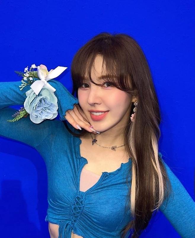 Wendy posted a picture on her 17th day with an article entitled Phil My Rhythm on her instagram.In the photo, Wendy poses with a flower on her wrist and face in front of a blue background. Wendy is also smiling with a bold fashion that shows a slight whisper.Recently, RED Velvet has released a new song Phil My Rhythm and is communicating with fans.