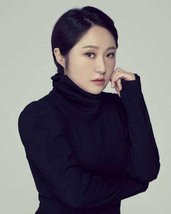 (Following [Exs Interview2]) Kim Hyun-Sook, who was in the company, returned to the drama after a long time since Young Ae, who just ate, and boasted a heavy presence.Kim Hyun-Sook played the role of Lee Young-ae in TVN Young Ae-ae and appeared in the season 17 for 12 years from 2007 to 2019.What does Kim Hyun-Sooks young-ae mean to him? What was the burden of being responsible for more than 10 years with the title Mak Young-ae?Kim Hyun-Sook said: There was a lot of joy and joy in my love life.I think that if I did not experience it myself, I would have been able to give birth, raise children, and express this god like this. Kim Hyun-Sook said: There was a god chasing a crook on a horse in Jeju Island, but there was actually a big fraud two weeks before shooting.I heard the story of Why is Acting so good? At the time, I was careful to tell my personal history and hid it because I would.Strangely, what I had first went through came to Young Aes script and I went through what Young Ae had gone through. I also felt like I was being culled, there was such a wind, if I knew this season was really over, I wanted to be more polite to viewers.I wanted to express my gratitude in any way even if it was small, but I could not do it because the situation of Corona 19 was overlapped. Kim Hyun-Sook said, When Young-ae was finished, I had no idea, but when the fans talked, I suddenly remembered it. I was so grateful and all thanks to the audience.You have lived well so far and believe that you will continue to live better. (Continue at [Exs Interview4])Photo: Joey Entertainment, Kim Hyun-Sook SNS