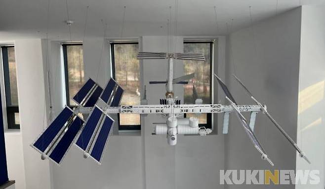 전시실 2층 천장 전시물(우주정거장) 개선