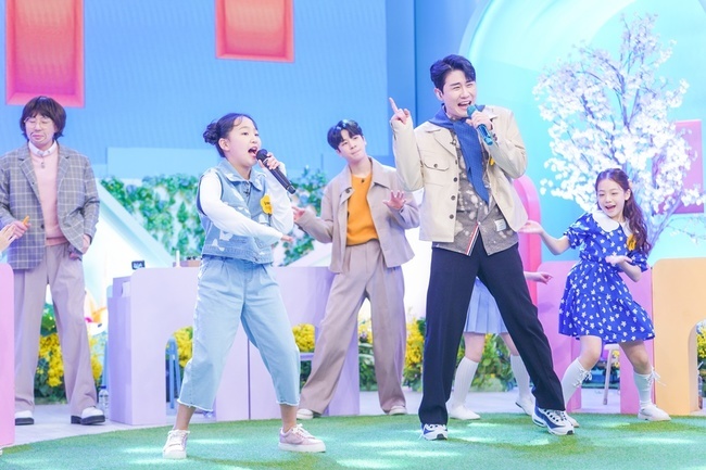 Members of Forsythia school were resilient to the appearance of the limited-edition daily team leader Yeong-tak and K.Will.In the 11th episode of forsythia school broadcasted on April 18, forsythia school Kim Dae-hyun - Lim Seo-won - Kim Taiyeon - Hwang Seung-a and Ryu Young-chae - An-yul - Lim Ji-min - Kim Yu-ha is Mr.Trot2 and National Singer teams will compete in a single game of Trot vs. K - POP, which has pride.Above all, the members of the forsythia are Mr.When I was given time to ask freely to K.Will, a gold master of the national singer, and a brilliant young man in Trot, he cheered, Yes! And he made a laugh by holding his hand to ask questions.First, Lim Seo-won, a former Miss Trot2, told Young-tak, Mr.When I was screened at Trot2, I asked him what he felt about his first stage. Young-tak said, I can not dance and sing, but I can not breathe and have a perfect stage. I can really be a pretty singer who grows well in the future.Lim Ji-min, a former national singer, recalled that he did not hear K.Wills review during the Wow stage, which he showed at the National Singer, and asked a question that he said, I want to hear it now.K.Will said, Lets see, lets recall memories four months ago ... and wittyly said, It was so perfect. Kim Yu-ha envied everyone with envy, saying, It is the best praise and praise!Young-tak and Kim Taeyeon then set up a duet stage with Young-taks solo song, Going to Eat Overturn, to rob the eye.The members of the forsythia were not able to control the excitement of boiling in the addictive rhythm, and the emperor Boom of the adverbs laughed at the ridiculous performance of the childrens mouth by cutting the abalone with a knife to express the songs lyrics, Come to eat the abalone.Moreover, Kim Taeyeon was fed up with the adverb that Yeongtak spit out during the stage, and once again he made everyone go.After the song, Young-tak got the response of the children, saying, My uncle will buy all the abalone dishes later! And K. Will, who listened to it, said, I will buy beef for abalone!In addition, K.Will, a luxury honey voice, also attracted the cheers of the forsythia by emitting the deadly pale color charm.K.Will showed a high-end beatbox without hesitation in a request to show his personal period and made him exhale the elasticity of Is not this a sound source?At this time, Mr. Boom pulled his youngest Kim Yu-ha and asked him to think it was a school song and dance. The youngest Kim Yu-ha was ashamed for a while and then showed a step that could not be taken off his eyes.