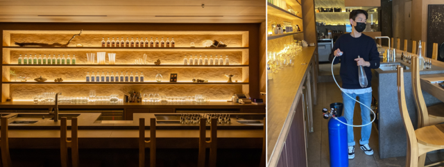 나무 원목으로 꾸며진 제스트 바(왼쪽부터), 토닉워터 제조법을 설명하는 바텐더님.