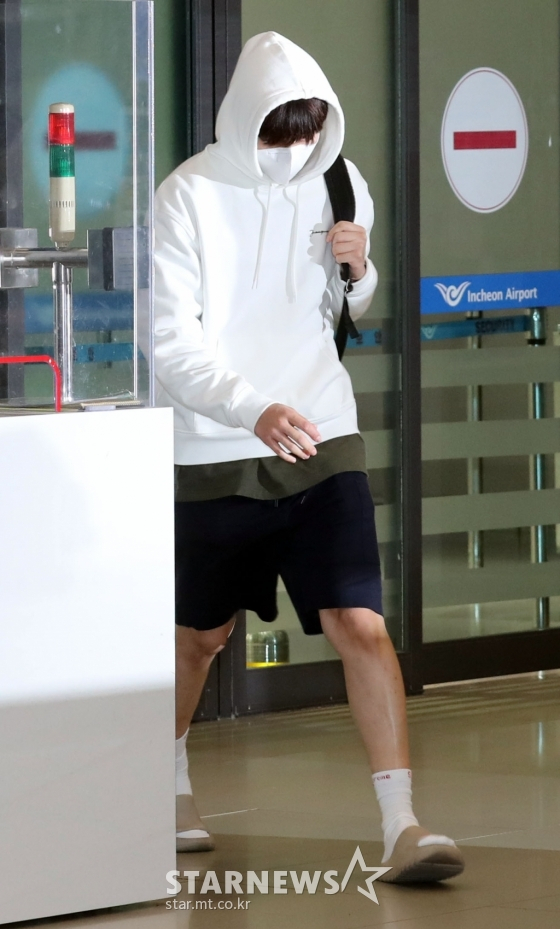 Kim Seon-ho arrived at Incheon International Airport on Wednesday.Kim Seon-ho, who recently left for Thailand for the film Sad Tropical directed by Park Hoon-jung, returned from overseas filming.Kim Seon-ho covered her face mostly with a white hoodie over her hat and a mask.Wearing shorts and slippers, he arrived comfortably with a black bag on one shoulder.I have almost covered my face, including my bangs and covering my eyes, but I feel the warm physical and atmosphere.