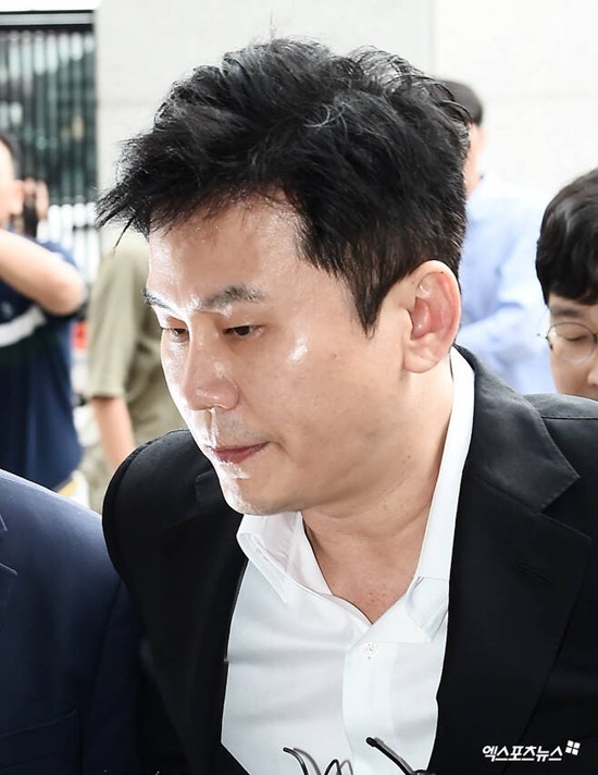 Yang Hyun-suk, former producer of YG Entertainment (hereinafter referred to as YG), and the current largest shareholder of YG, again caused controversy with the No mask.On the afternoon of the 18th, Yang Hyun-suk attended the third Trial on charges including violations under the Specific Crime Weighted Punishment Act (Blackmail – Cinémix Par Chloé) held at the Seoul Central District Court in Seocho-dong, Seoul.On that day, Yang Hyun-suk appeared in front of the reporters without wearing a mask; Yang Hyun-suk, who got out of the car, walked into the courthouse with a firm expression.A former aspiring entertainer, Han, attended the court as Innocent Witness.The prosecution asked Han, Is Yang Hyun-suk saying, I can see all the statements, It is not a matter of killing one of you (in the entertainment industry), If you overturn the statement, I will give you a case fee and I will appoint a lawyer.Hanmo then testified that Yang Hyun-suk had demanded a statement reverse by Blackmail – Cinémix Par Chloé.I thought I would die if I did not listen to this person, Han said. It was so scary and it seemed like I did not know.Among them, Yang Hyun-suk once again seems to have brought up the controversy of no mask.The Central Disaster Safety Headquarters (Jangdaebon) completely lifted the social distance, including the number of private gatherings and business hours.However, in the case of the guidelines for wearing indoor and outdoor masks, it is a position to review whether to release outdoor masks after watching the situation for two weeks.Currently, the guidelines for prevention have been partially eased, but the obligation to wear masks remains.Yang Hyun-suk also watched the performance without wearing a mask alone at the YG group tressor concert held at the Olympic Hall in Songpa-gu, Seoul on October 10.After the Treasure concert, about a week later, I was again controversial about the no-mask.Meanwhile, Yang Hyun-suk is accused of trying to smother Susa by conciliating and blackmailing a public interest informant Hanmo, who accused her of drug inhalation into former group icon member Mamdouh Elssbiay in 2016.According to the prosecutions indictment, Yang then called Hanmo to the YG office building and said, It is not a matter of killing one of you (in the entertainment industry). He made an aspiring entertainer Hanmo blackmail - Cinémix Par Chloé to prevent or reverse a statement related to the criminal case Susa.However, Yang admits to meeting Han, but denies the allegations, saying he did not make a false statement - either Cinémix Par Chloé or force him to make a false statement.Photo = DB