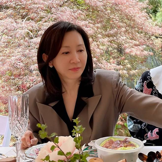 Actor Jeon In-hwa boasted a constant beauty.On the 19th, Jeon In-hwa posted a picture on his instagram with an article entitled I was happy to see my face for too long.In the photo, Jeon In-hwa showed off her beauty while she was 58 years old, especially in her ordinary life, which exudes a unique elegant yet simple atmosphere.On the other hand, Jeon In-hwa married actor Yoo Dong-geun in 1989 and has one male and one female.