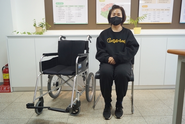 다리를 다쳐 휠체어를 2개월간 빌려 쓰다 반납한 박효남 씨는 사용하던 간이변기를 기증하며 복지용구 공유센터에 고마움을 전했다.