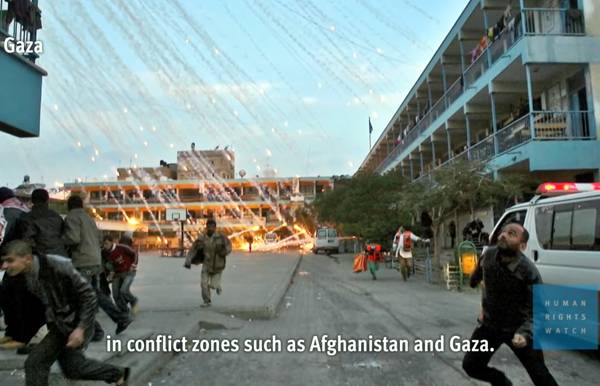 2009년 1월 17일 이스라엘군이 쏜 백린탄이 팔레스타인 가자지구 북부 베이트 라히야에서 유엔이 운영 중인 학교 위로 쏟아지는 모습. 밖에 나와 있던 사람들이 혼비백산해 도망치고 있다. 당시 학교에는 난민 약 1600명이 머물고 있었던 것으로 전해졌다. 휴먼라이츠워치 유튜브 캡처