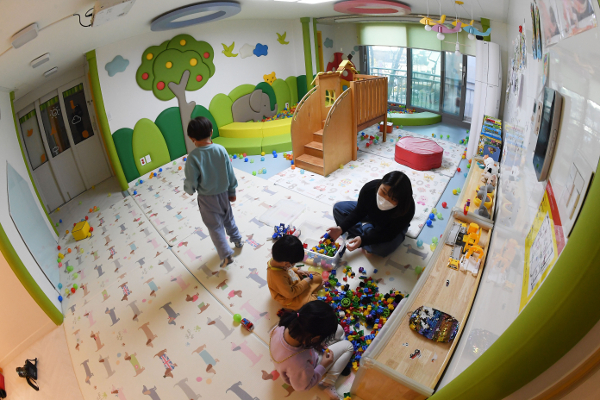 보육교사가 아이들과 놀이를 하고 있다. 다예에는 아파트 거실을 어린이집처럼 꾸며 아이들이 편안하고 즐겁게 놀 수 있는 공간이 조성돼 있다.