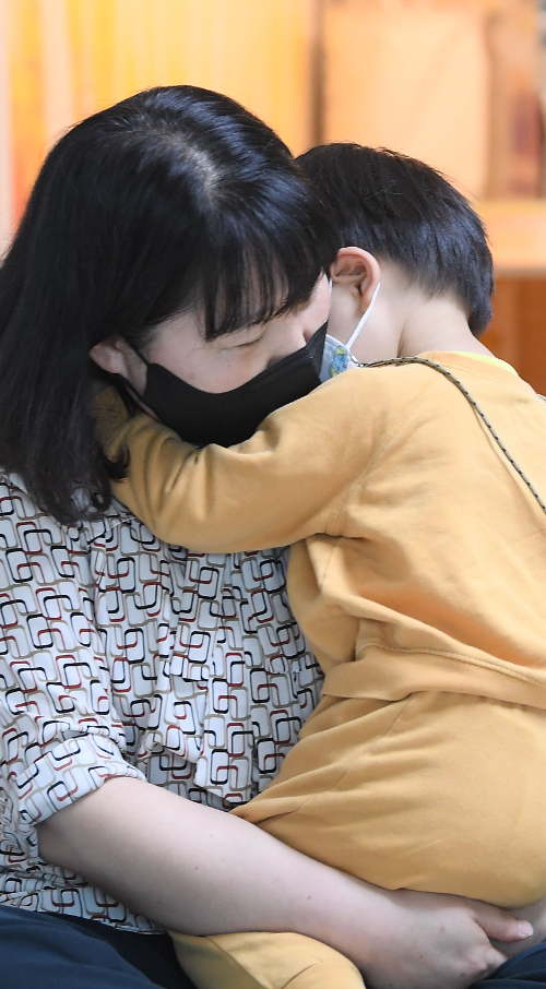 다예의 김순민 원장이 잠투정하는 아이를 안아주고 있다.