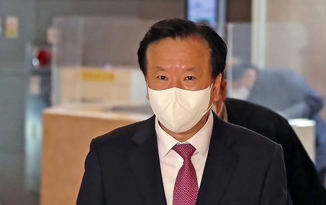 정호영 보건복지부 장관 후보자가 19일 서울 서대문구 국민연금공단 서울북부지역본부에 마련된 사무실로 출근하고 있다. 뉴스1
