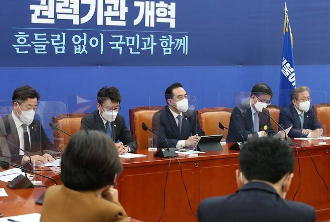 더불어민주당 박홍근 원내대표가 19일 서울 여의도 국회에서 열린 원내대책회의에서 발언하고 있다. 연합뉴스