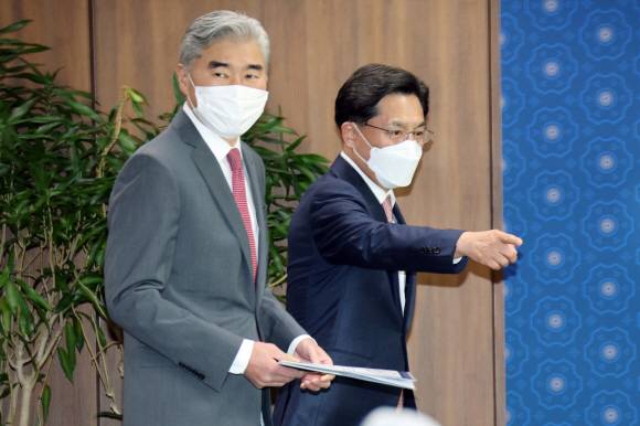 2주 만에 다시 만난 한미 북핵수석대표 - 노규덕(오른쪽) 외교부 한반도평화교섭본부장과 성 김 미국 국무부 대북특별대표가 18일 서울 종로구 외교부 청사에서 열린 한미 북핵 수석대표 협의에 참석하고 있다.안주영 전문기자