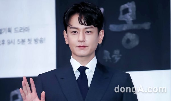 As a result of Dong-A.com coverage, Lim Ju-hwan is positively reviewing KBS2s new Weekend drama Brother and Sister bravely (playplayed by Kim In-young) with a proposal to appear as the main character.If the appearance is confirmed, it is expected to meet with Actor Lee Ha-na, who was mentioned as the heroine in the role of K - eldest son This level.Brother and Sister bravely is a cheerful family drama centered on individual Sambrow and Sister.It focuses on the story that occurs when Kim Tae-ju, the eldest daughter of K, who sacrificed for her family, married her eldest son This levelLim Ju-hwan, who made his debut in SBS drama Magic in 2004, showed a strong presence in dramas and movies such as Tamna Doda, Ugly Watch, Shining or Crazy, Haebaeks Bride 2017, Great Show, Technicians and Broker.In particular, he won the Best Actor Award in 17 years after his debut with The Game: Toward 0 oclock and Spy Who Loved Me in 2020 MBC Acting Grand Prize.Recently, he appeared as a part-time student in TVN How the President 2 and became a multi-talented worker of Mart, and received great love from viewers.Lim Ju-hwan is reviewing the KBS2 Weekend drama Sam Brother and Sister are brave is aiming to air in the second half of this year as a follow-up to Currently Beautiful.