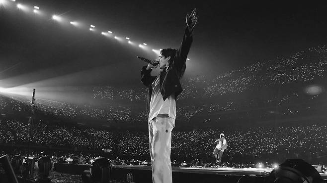 Jungkook released six black and white photos on his 18th day through his instagram.On the 9th, 10th, 16th and 17th (Korea time), I recalled the photo I shared after the concert of BTS PerMission to Dance on Stage - Las Vegas (BTS PERMISSION TO DANCE ON STAGE - LAS VEGAS) at the United States of America Alliance Stadium. There was also a lull that seemed to be a mystery.Jungkooks Instagram post exceeded 1 million in 19 minutes and 5 million in 4 hours, exceeding 9 million in 19 hours.Meanwhile, Jungkook said at the last United States of America concert held on the 17th, Its a great night!It was so great every time and I was so happy to be able to perform passionately in front of you, Amy, you guys are so cool and I love meeting like this, and this isnt the last time.Never. I laugh every day because of you, and I wish you were laughing. Wherever you are, stay safe and healthy. Thank you! Phith!I showed a hot fan love by expressing my feelings.moon wan-sik