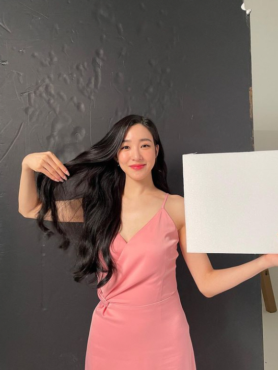 On the 20th, Tiffany posted several photos on his instagram with an article entitled Pink Panage.In the photo, Tiffany is wearing a pink dress and holding a bouquet of pink flowers. In the other photo, she is wearing a white dress and smiling brightly.Tiffanys luscious charm that illuminates the world attracts attention.Meanwhile, Tiffany will appear in the JTBC drama The youngest son of the chaebol house to be aired this year.Photo Sources Tiffany SNS
