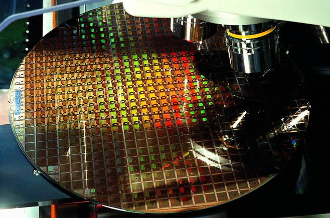TSMC에서 생산하고 있는 8인치 웨이퍼. /TSMC 제공