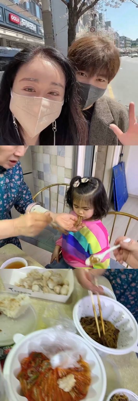 Broadcaster So-won Ham has released behind-the-scenes footage of the day of the directors move.On the afternoon of the 20th, So-won Ham wrote a hashtag with the video and wrote Champon, Jajangmyeon.So-won Hams Family is eating Chinese food such as jajangmyeon and chanpon, and So-won Hams Husband Evolution is sitting on the floor with newspaper on the floor and eating rice.Netizens expressed their familiarity such as entertainers also eat newspaper on the day of moving, and suddenly feel familiar.Meanwhile, So-won Ham is 18 years younger than Chinese Husband Evolution and marriage,So-won Ham Instagram