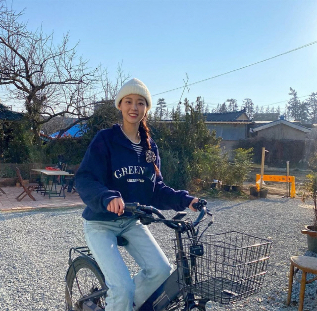 Seolhyun posted a picture on his instagram on the 21st with an article entitled Maybe 8:40PM today.In the photo, Seolhyun poses while staring at the camera while riding on a bicycle, especially in comfortable attire, but also shows off the perfect proportions and focuses attention.On the other hand, Seolhyun is appearing on TVN entertainment How Do You Have President 2.