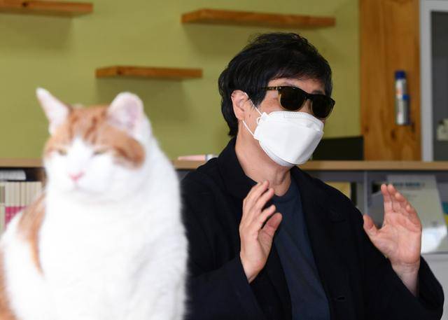 임순례 감독이 19일 오후 서울 마포구 잔다리로 카라 더불어숨센터 킁킁도서관에서 한국일보와 인터뷰하고 있다. 킁킁도서관 사서 고양이 알식이도 인터뷰 내내 함께 했다. 홍인기 기자