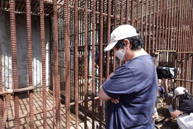 임순례 감독이 지난 17일 강원 화천군 사육곰 농장을 방문해 사육장을 살펴보고 있다. 카라 제공