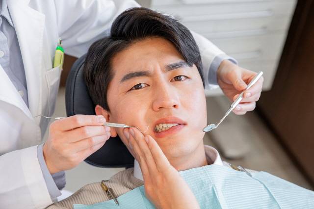 예방적 차원에서 뽑는 사랑니는 발치 과정에서 자칫하면 감각마비·천공 등으로 이어질 수 있다./사진=클립아트코리아