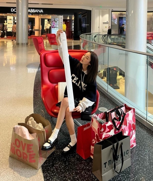 Group 2NE1 member Sandara Park, 37, enjoyed shopping at the United States of America Los Angeles.Sandara Park posted a photo on her Instagram on the 21st with the comment The longest #Daraa #DarainLA.In the open photo, he leaves a certified shot after shopping in Los Angeles; several large shopping bags surround Sandara Park.The receipts, especially long as snakes, caught my eye. The receipts in my mouth were so long that I was attracted to the floor.Sandara Park said: I bought some bigsies...where women must rob when they go abroad!!! Victorias Secret and Sephora.Once you go in, it takes a few hours ... like Japans Dongkihote. On the other hand, 2NE1, which Sandara Park belongs to, presented a surprise complete stage at the Coachella Valley Music and Arts Festival held in United States of America California on the 16th (local time).