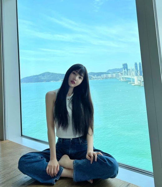 Girl Group Red Velvet member Joy (real name Park Soo-young and 25) boasted her innocent beauty.On the afternoon of the 21st, Joys Instagram posted a short rest and several photos.Joy wore a white sleeveless T-shirt and wide jeans, which were more beautiful in simple fashion, and her slick legs were also admiring.Especially in the background of the sea, Joy is a recent story. A refreshing charm catches the eye at once.Meanwhile, Red Velvet, which Joy belongs to, released and acted on the 21st of last month with his new mini album The Reve Festival 2022 - Phil My Rhythm.Joy is in love with singer Crush (real name Shin Hyo-seop and 29).