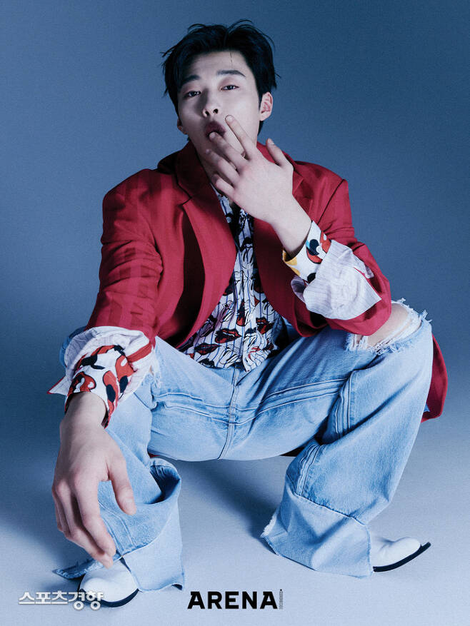 Actor Woo Do-hwan has unveiled a transformed picture in the style of Esporte Clube Bahiaker.Woo Do-hwan transformed from a fashion magazine pictorial released on the 21st to a rough Esporte Clube Bahiaker.Woo Do-hwan, who became more cautious after the whole area and had room, did not lose his smile at the shooting scene where he was busy.He added, Wouldnt these poses and expressions fit best with the theme of the picture now?In an interview that followed the filming, Woo Do-hwan also continued to talk about Netflixs original series The Hunting Dogs to be released.Woo Do-hwan played Kim Gun-woo, a promising player with a career in winning the boxing rookie championship in The Hunting Dogs. He said, I was very careful to look like a professional player.I wanted to run like a professional player when I was running on the street. I thought action production was important. Woo Do-hwan also spoke candidly about the present at the crossroads of choice: I want to do what I can do better, and I want to show it right, he said.Woo Do-hwans interviews with different pictures can be seen in the May issue of the fashion magazine Arena Homme Plus.