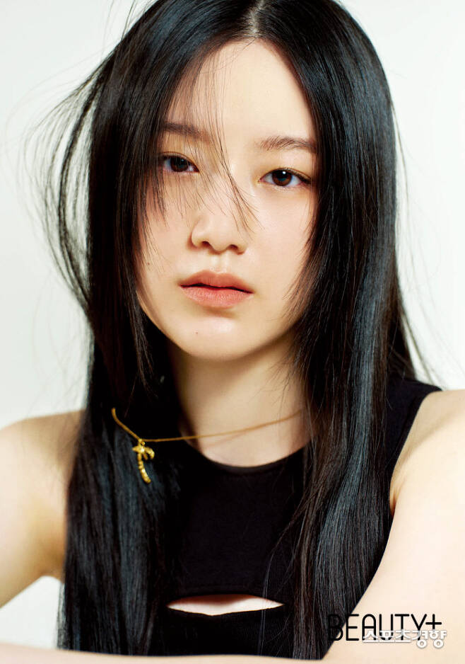 Shuhua of the group (G)I-DLE showed off her neat beauty.Beauty-Life Magazine <Beautyfee> released a visual picture with Shuhua, a member of the group (G)I-DLE, which made its first full-length album I NEVER DIE a while ago and achieved seven gold medals in various music broadcasts and caused the TOMBOY syndrome.In this picture, Shuhwa was impressed with his unique mature yet innocent visuals and faint and dreamy eyes.I was able to see another charm of shoe with makeup and styling in an atmosphere that is completely opposite to funky image in recent activities.The beauty picture of (G)I-DLE shoe, which resembles the fragrance of the fresh garden, can be found in the May issue of Beauty, the official website of Beauty, and SNS.