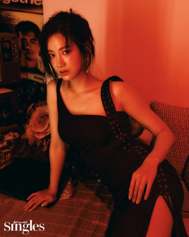 Lifestyle magazine Singles has released an alluring visual picture of actor Park Joo-hyun of the drama 439km to you.Park Joo-hyun in the picture, unlike the modest appearance in the drama, captivated with colorful accessories, dresses and dark makeup.I stared at the camera with sexy eyes, and the back door that made the filming scene hot.Especially in this picture, I expressed the spring when I met red bloom by matching a black dress of back point and an intense red jacket.In addition, he completed Park Joo-hyuns picture with a unique aura that captivated his eyes.Park Joo-hyun played the role of badminton player Park Tai-yang in KBS 2TV new drama 493km speed to you.Except for her debut films Wifes Bed and Ban-University, she starred in Human Class, Zombie Detective, Mouse, and 493km speed to you. Most of her roles were received through Audition.Park Joo-hyun commented on the Audition know-how, I do not want to reveal Park Joo-hyun.I do not catch the synchro rate with the character 100% close, but I am working on the audition itself.It seems to gain the trust of the director and the artist in the way of worrying and analyzing the characters. She tries more than anyone during filming, especially when she takes on a role, she is so immersed in the character that she spends her daily life in costumes that fit the role during filming.This work also did not put on badminton at the break time, wearing a pair of jeans that I liked to immerse myself in badminton players, wearing training suits.He added that the actors life is good because he is satisfied with the good result by doing his best as he moves.
