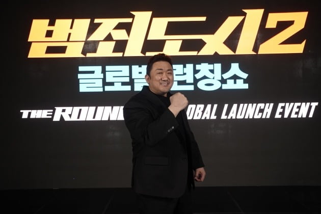 Ma Dong-Seok has been globally active in the Marvel movie Tunnels during the Only period, and this time he has become a runner to revive domestic theater after Only with Crime City 2.In addition, Ma Dong-Seok is preparing to release the work that has been filmed and is working on YG Entertainment and shooting the works to be released in the future.Ma Dong-Seok will show production and YG Entertainment and the movie Crime City 2 on May 18th.Ma Dong-Seok said at the global launch show held on the 22nd, I am expecting it as the first and attachment work since Tunnels.Many people would have had a painful and difficult time with Only, but I hope that I will overcome Only by seeing the detective who relieves stress with exciting and cool movies and beats the criminals. The first film is a box office hit with 6.88 million people. Ma Dong-Seok said, I do not say many Cinematic Universe these days.I do not think franchise movies should follow the previous one. In addition, he said, I am preparing for the sequel, but I am trying to show freshness every time I come out.The spatial background was expanded from Seoul to Vietnam, and Action pursued freshness by combining induction technology.Instead of Legend villain Zhang Chen (played by Yoon Kye-sang), this time, Global villain Kang Hae-sang (played by Son Seok-gu) will appear.Ma Dong-Seok said, Yoon Kye-sang, who was also good at Changchen Station on the first flight, and Son Seok-gu did well this time.I think it would be meaningful to compare it. I think I can enjoy the movie. In addition to Crime City 2, there are a number of works prepared by Ma Dong-Seok.The Apgujeong Report, which was cranked up at the end of 2020, is a film that combines the work of plastic surgery mecca, Apgujeong.Ma Dong-Seok played Baeksu, who entered the molding business; it was also produced by the content company Team Gorilla Contents Group led by Ma Dong-Seok.We also prepare Toei Animation and live-action movies based on our own specialty, boxing.Ma Dong-Seok said in his Instagram last March, Its been more than 30 years since I started boxing.I am preparing a series of interesting boxing materials and a live-action movie. Please look forward to it. Occult Action, Holy Night: The Demon Hunters, which was filmed last September, is also a starring role for Ma Dong-Seok.The film is a story of a dark solver Holy Night team hunting demons against a group of evil worshipers.The film was also produced by Ma Dong-Seok, as well as YG Entertainment.Ma Dong-Seok plays Bau, a dark solver who hunts demons with fists in the play, and presents another trademark fist action.We are also preparing three global projects.Among them, Ma Dong-Seok released concept art in February last year through Instagram, saying, We are preparing a new action movie.There was also speculation that the person drawn next to the Ma Dong-Seok illustration in the image was so similar to Dwayne Johnson that it was an action movie with the two people.However, Ma Dong-Seok only tipped off that it was Crazy new action movie (a crazy fun action film).Last year, Ma Dong-Seok also gave movie fans a pleasure as a Gilgamesh character in the Marvel movie Tunnels in November.It was a character who made full use of the charm of the lush but lovely Ma Dong-Seok.At that time, Ma Dong-Seok was caught up in the Tunnels World Premiere event with his lovers schedule and his companionship.Ma Dong-Seok introduced Ye Jeong-hwa, who was with his companions, to Angelina Jolie.Ma Dong-Seok pointed to Ye Jeong-hwa, saying yes, and Angelina Jolie was happy to embrace Ye Jeong-hwa.Considering the busy situation with Ma Dong-Seoks production and YG Entertainment, it is also understandable that there is no room to prepare for marriage specifically.Ma Dong-Seok, who is a film actor, YG Entertainment, and producer, continues to work globally.It is noteworthy what kind of work will give the audience pleasure in the future.