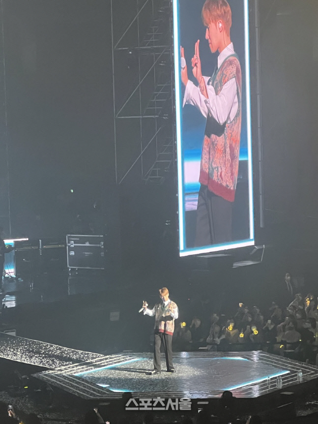 콘서트 중 김성규가 잠시 포토타임을 허용했다.