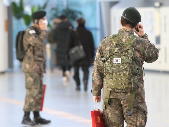 서울역 대합실에서 군 장병들이 이동을 하고 있다. 뉴스1