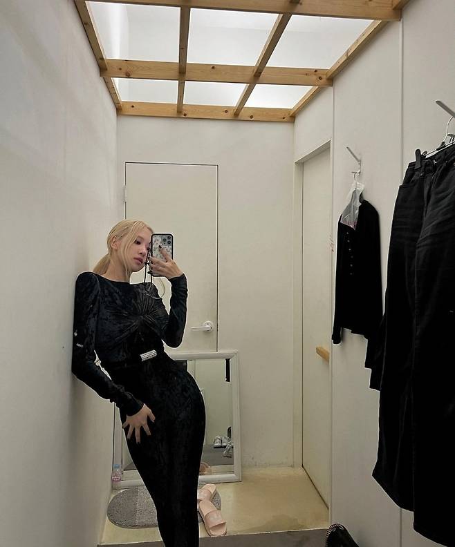 Rosé posted several photos and videos on his Instagram account on the afternoon of the 22nd without any particular article.In the public photo, Rosé is wearing an all-black costume and taking a mirror selfie, which she showed off her slender waist and pelvis in a body-tight costume and boasted a perfect figure.In the video, he stretched his long blonde hair and gave off sexy charisma, capturing the attention of many people.Many global fans who watched this cheered with comments such as So pretty, Gorgeous and te amo.Meanwhile, BLACKPINK, which Rosé belongs to, is preparing for a full comeback.