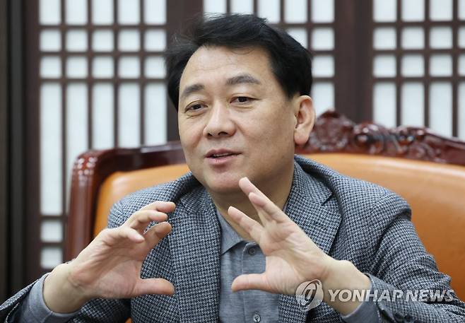 연합뉴스와 인터뷰하는 이광재 (서울=연합뉴스) 이정훈 기자 = 더불어민주당 이광재 선거대책위원회 미래경제위원장이 10일 국회에서 연합뉴스와 인터뷰를 하고 있다. 2022.1.11 uwg806@yna.co.kr